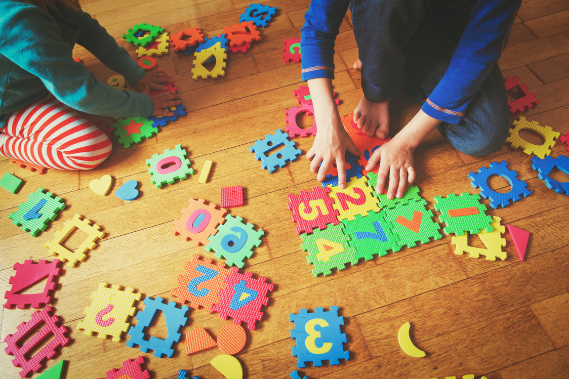 kids playing with puzzle, early child development